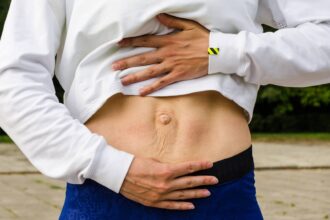 gewölbter unterbauch frau