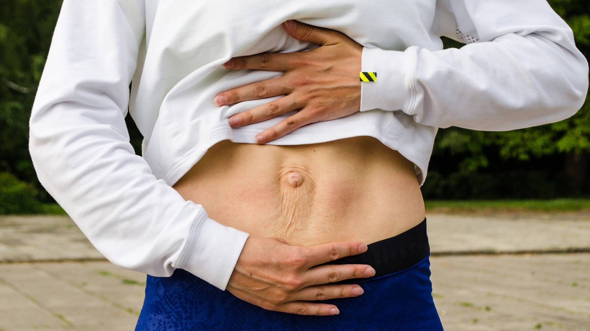 gewölbter unterbauch frau