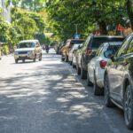 welche fahrzeuge dürfen auf fahrbahnen in zweiter reihe halten