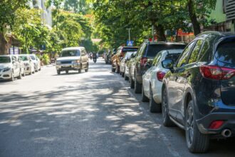 welche fahrzeuge dürfen auf fahrbahnen in zweiter reihe halten