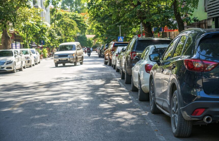 welche fahrzeuge dürfen auf fahrbahnen in zweiter reihe halten